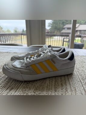 Adidas Nora Shoes Women’s Size 7.5 in white bold gold